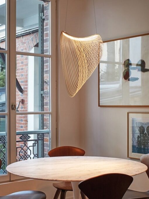 Elégante suspension design en bois